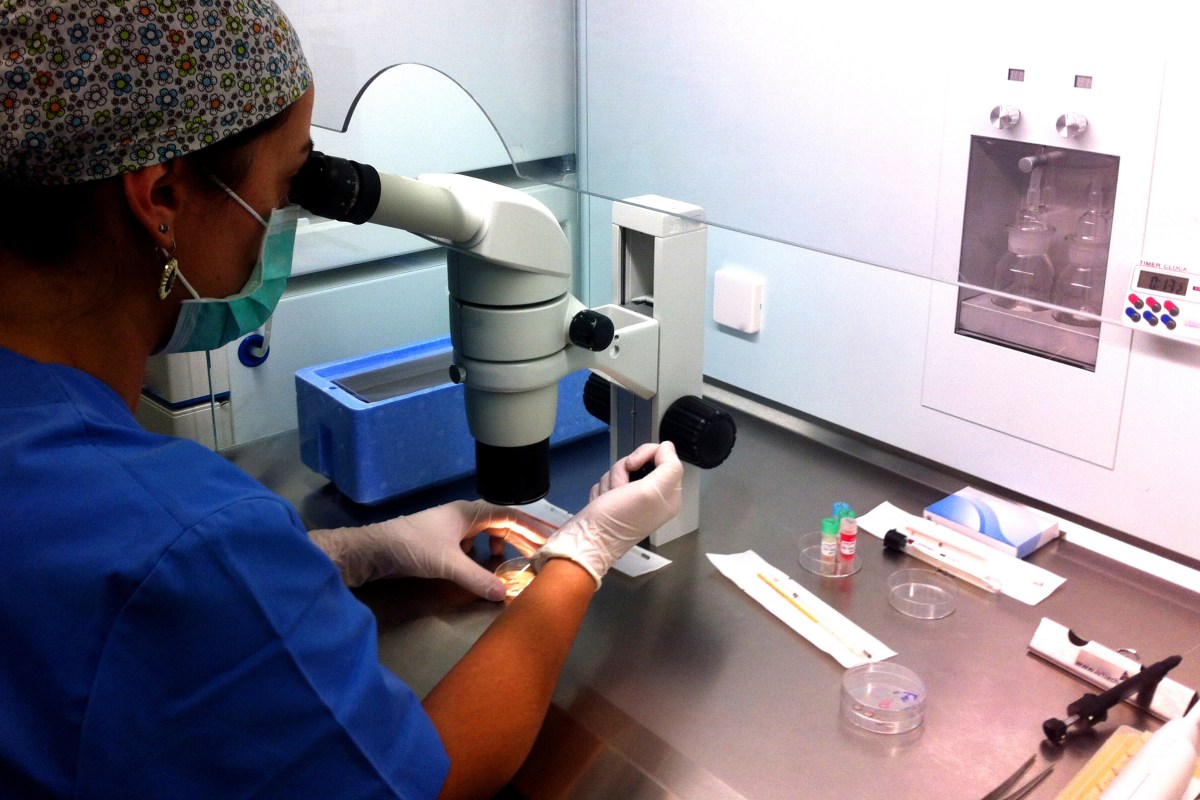 ivf-treatment-embryologist